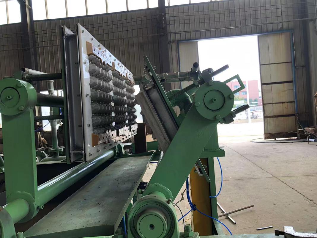 Máquina para fabricar bandejas de huevos de papel Equipo semiautomático de pulpa de máquina para bandejas de huevos con molde 1x3 diseñado para empresarios principiantes y de baja inversión